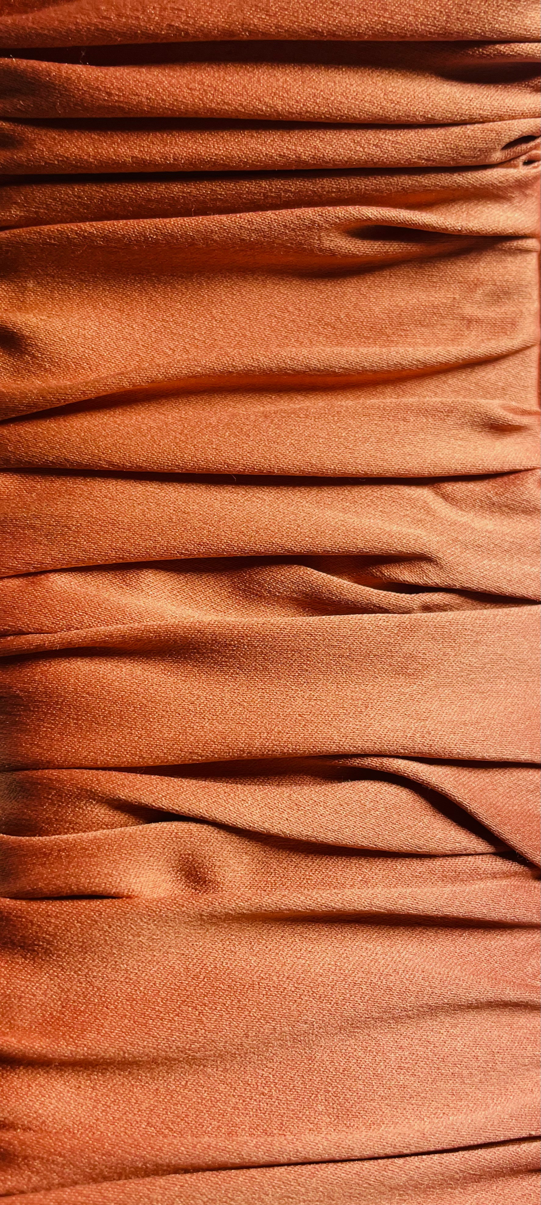 Pieghe tessili color terracotta