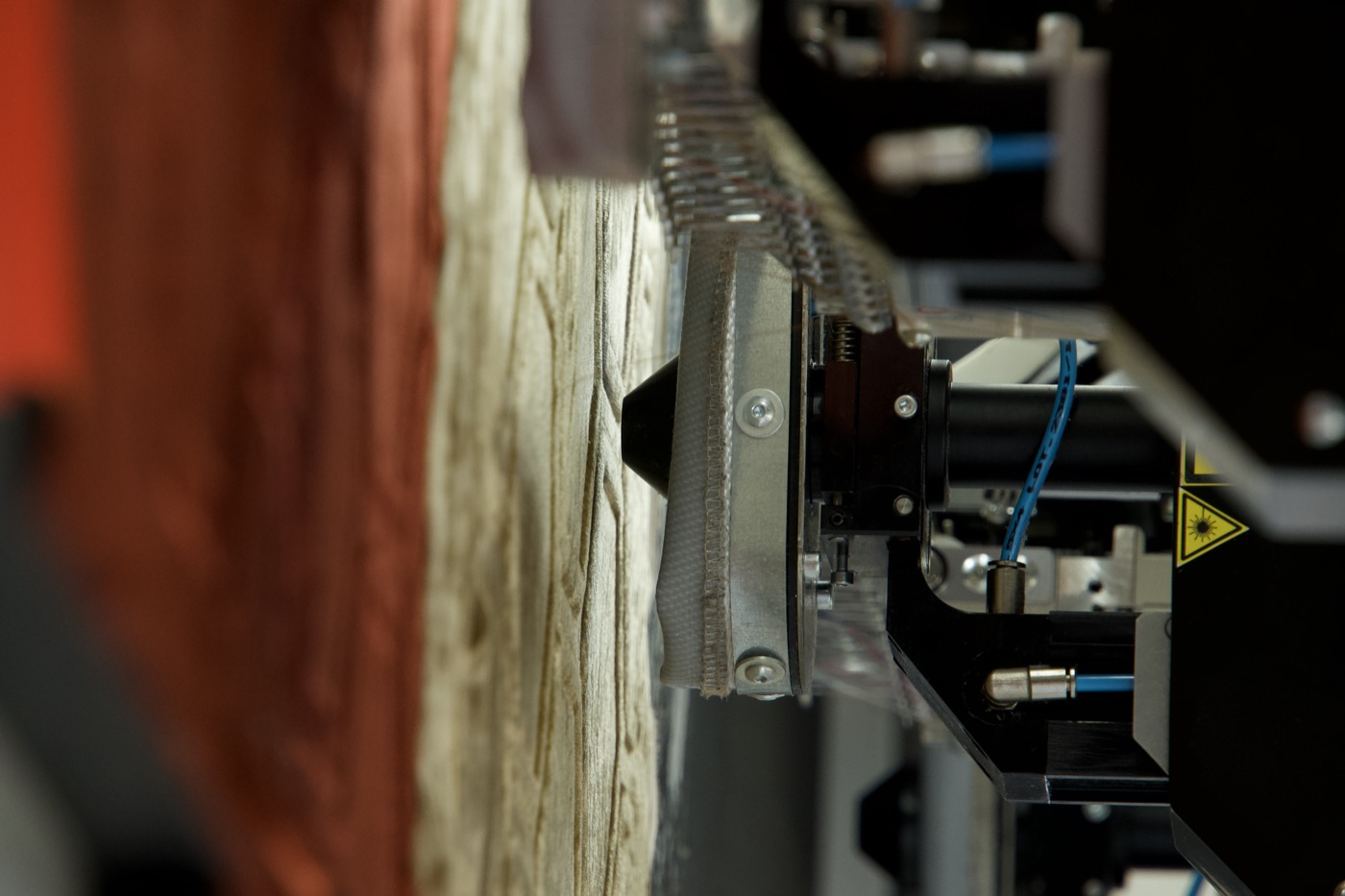 Macchinario laser e materiale in fase di finitura